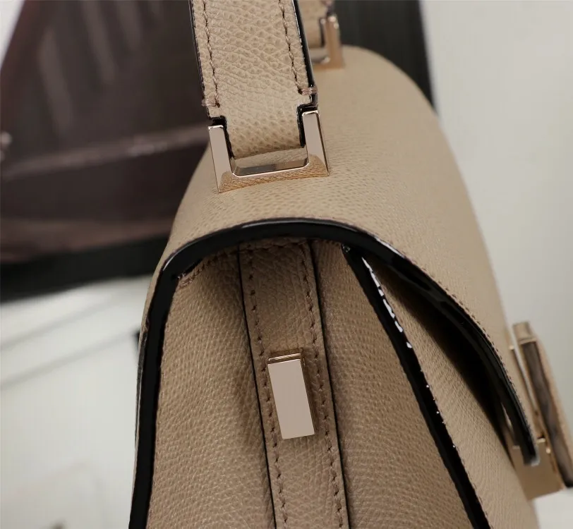 In stock👉Original small size khaki👉Valextra Valextra Iside, known as Italian Hermès, is one of the most representative designs of Valextra. There is no obvious logo, but the simple collective line design is very recognizable, full of architectural art, and shows a capable and intellectual style. It is made of imported palm-print lining cowhide, with up to five stitches of handwork, and the shiny oil edges test the skill of the craftsman. Small size: 22Cm